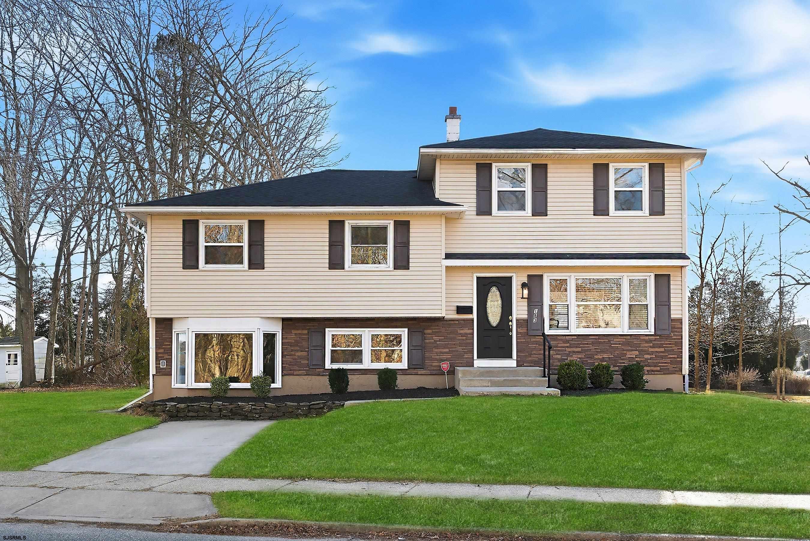 a view of a yard in front of a house