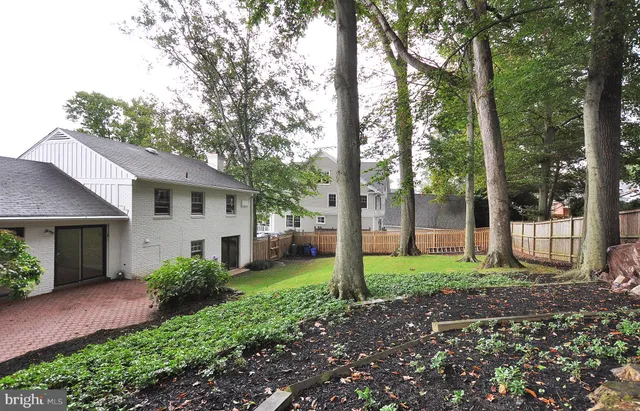 a view of a house with backyard and a tree