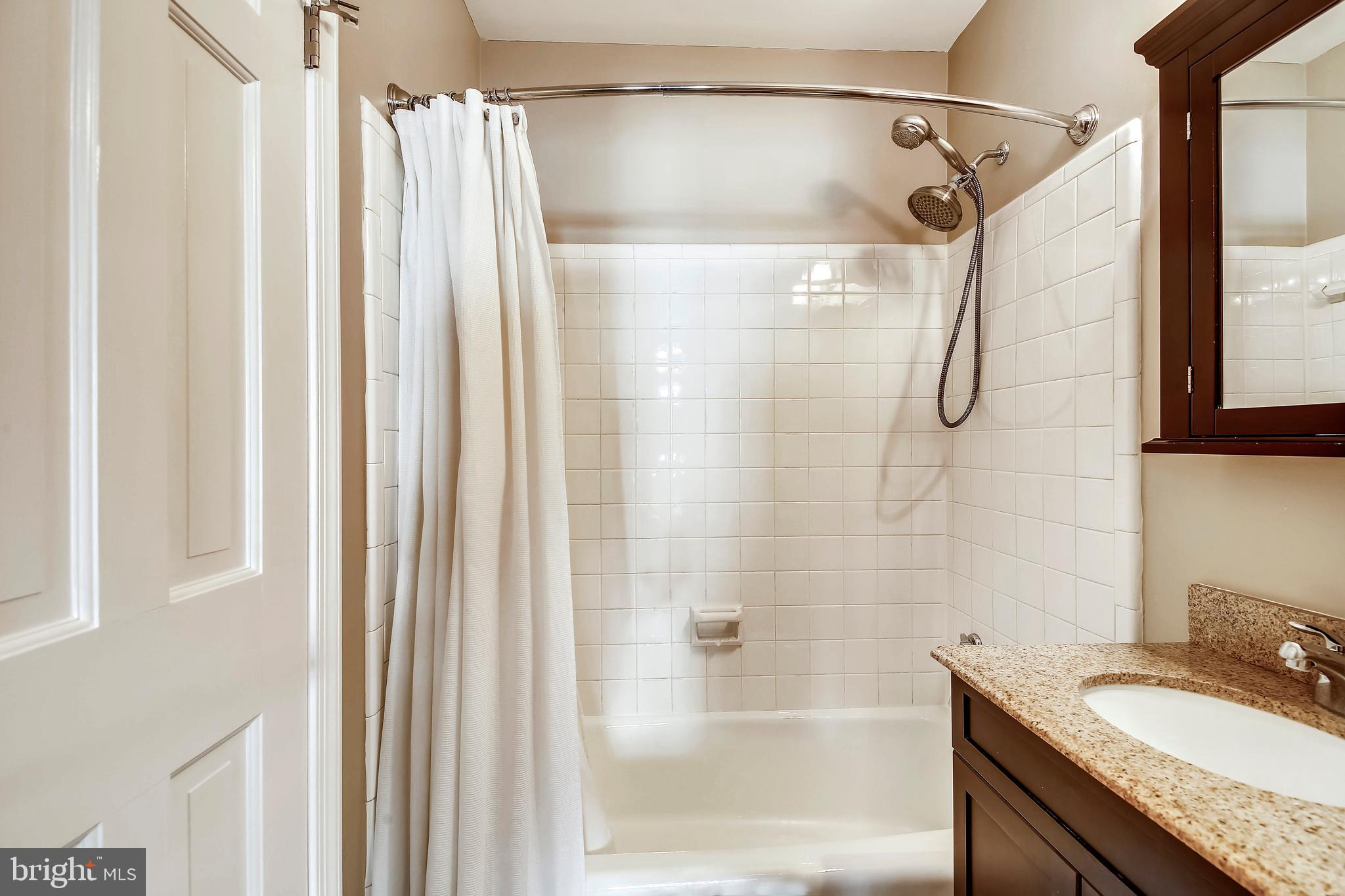 802 D Street Southeast Washington, DC 20003 - Photo 17 of 38 Upper Level Bath