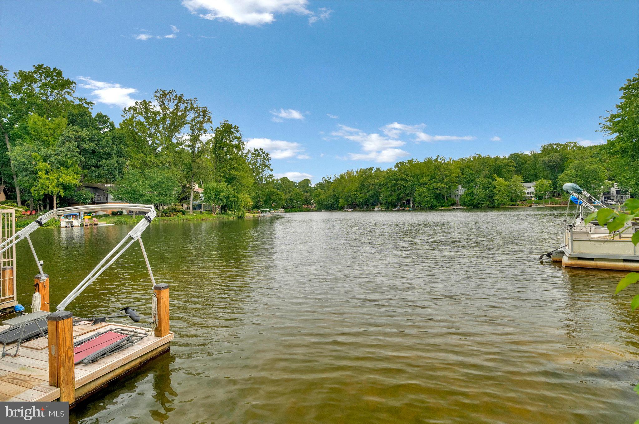 Enjoy Reston lake living!