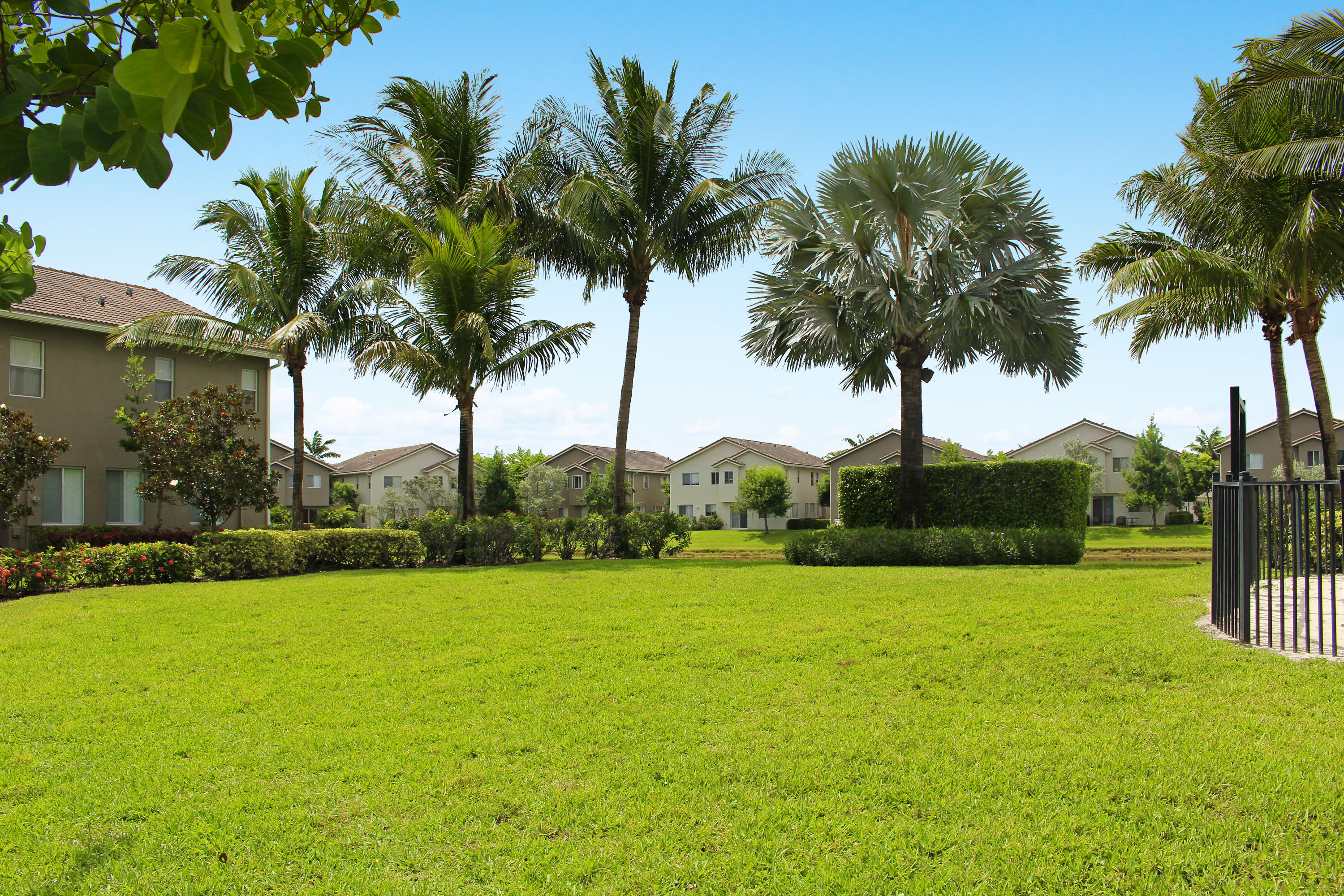 3025 Laurel Ridge Circle Riviera Beach, FL 33404 - Photo 27 of 36 Thousand Oaks_Green areas