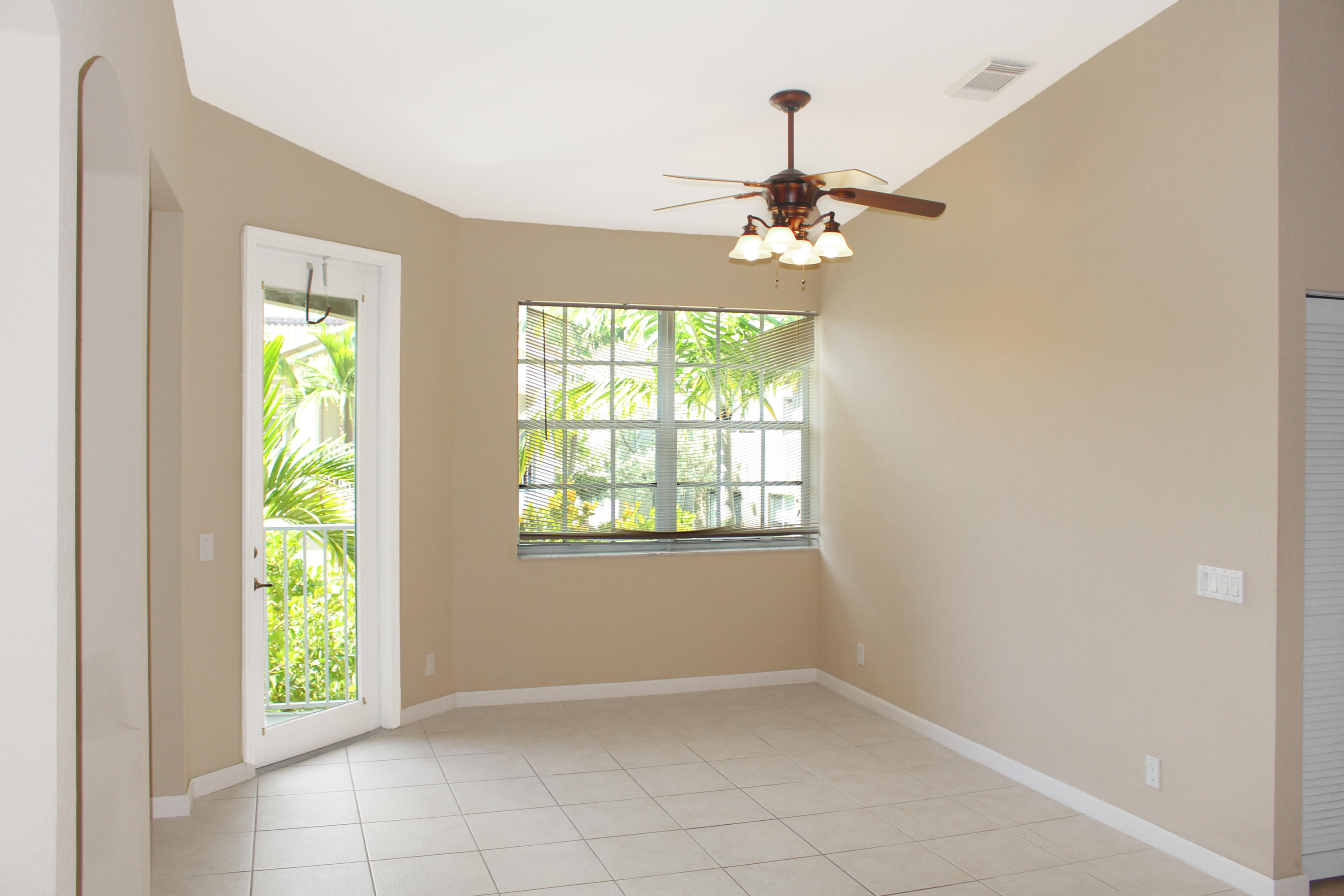 3025 Laurel Ridge Circle Riviera Beach, FL 33404 - Photo 3 of 36 Thousand Oaks_Living room
