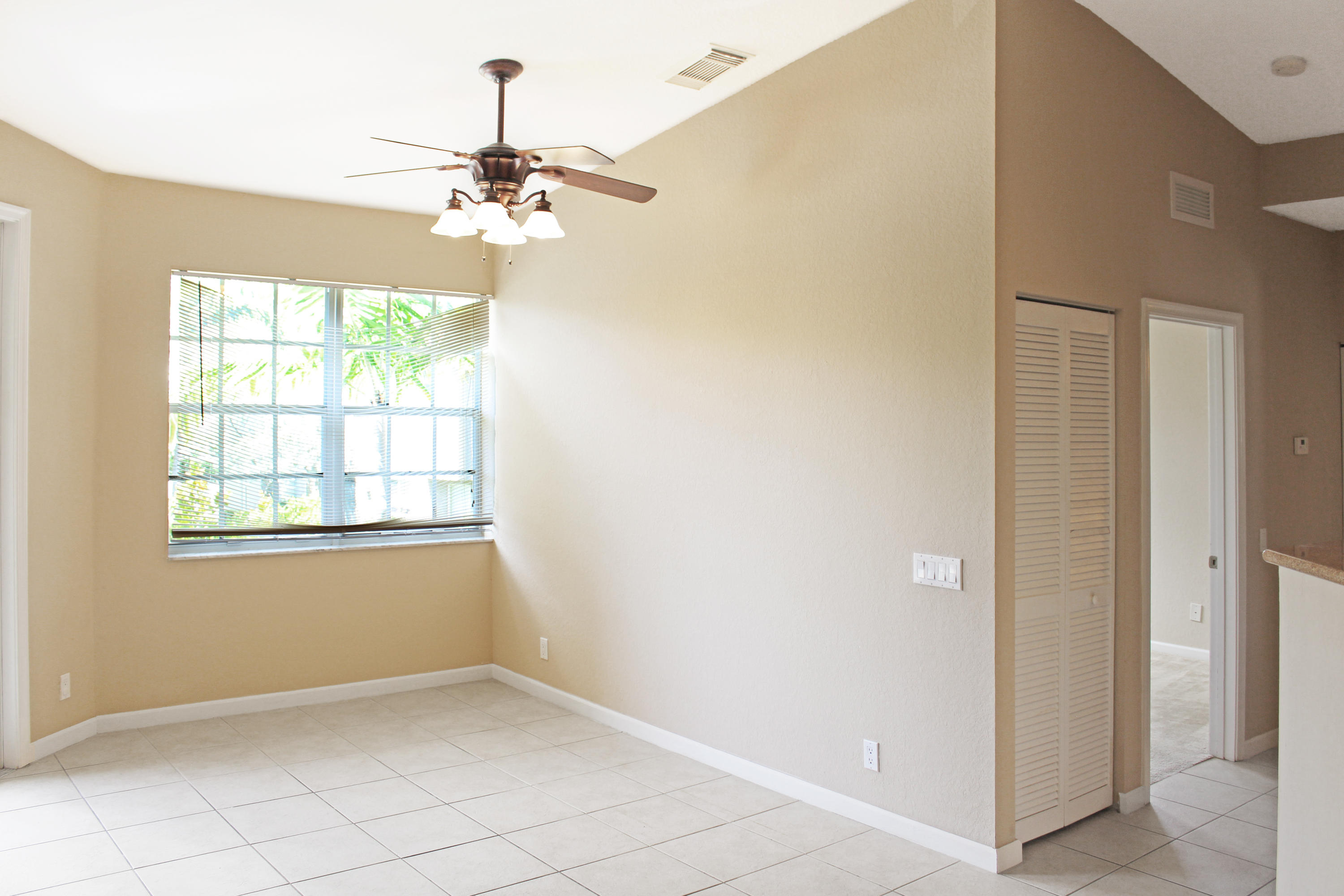 3025 Laurel Ridge Circle Riviera Beach, FL 33404 - Photo 4 of 36 Thousand Oaks_living room