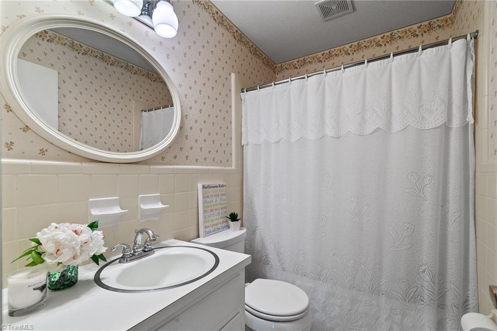 1610 Bolingbroke Road High Point, NC 27265 - Photo 19 of 24 Guest Full bathroom