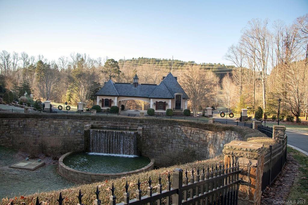 1105 Reflection Pointe Boulevard, Unit 13 Belmont, NC 28012 - Photo 10 of 25 a balcony with table and chairs