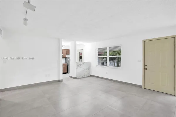 $1,900 | 5325 Southwest 77th Court, Unit 205F, Miami, FL 33155