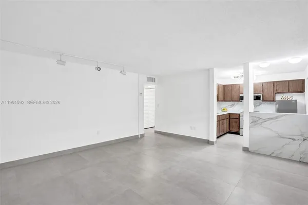 $1,900 | 5325 Southwest 77th Court, Unit 205F, Miami, FL 33155