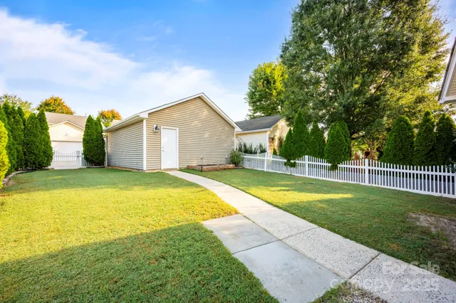 a view of an house with backyard and swimming pool