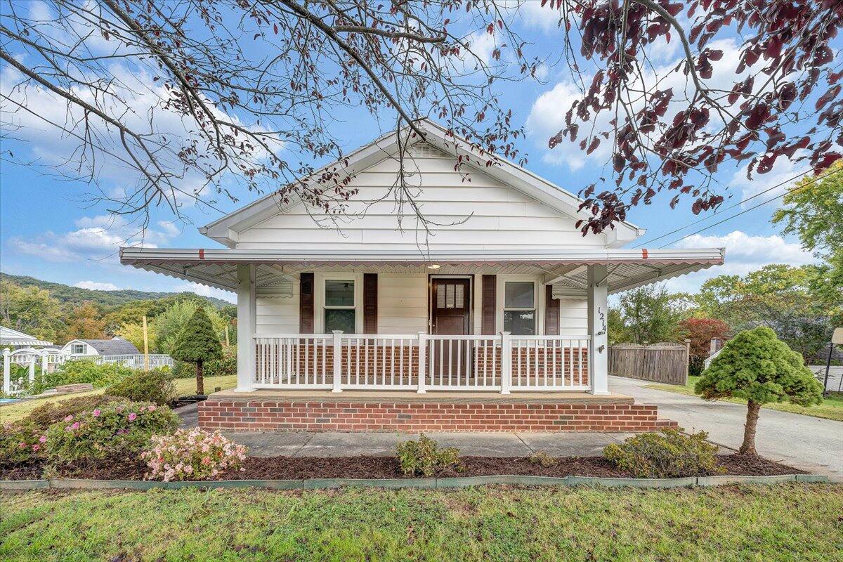 1214 Victory Road Southeast Roanoke, VA 24014 - Photo 2 of 37 Super Clean! Super Cute!