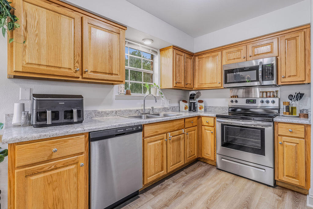 5360 Monterrey Road Crestview, FL 32539 - Photo 11 of 32 Kitchen