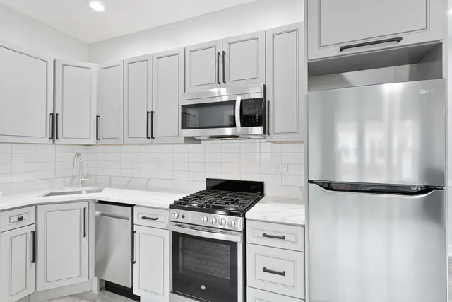 $1,825 | 1057 West Glenlake Avenue, Unit 2, Chicago, IL 60660