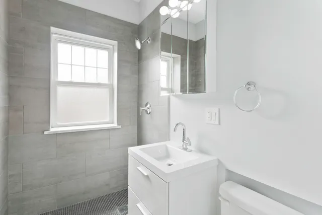 $1,825 | 1057 West Glenlake Avenue, Unit 2, Chicago, IL 60660