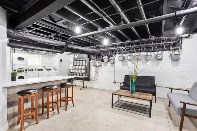 $1,825 | 1057 West Glenlake Avenue, Unit 2, Chicago, IL 60660