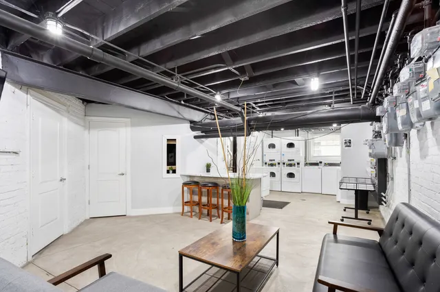 $1,825 | 1057 West Glenlake Avenue, Unit 2, Chicago, IL 60660