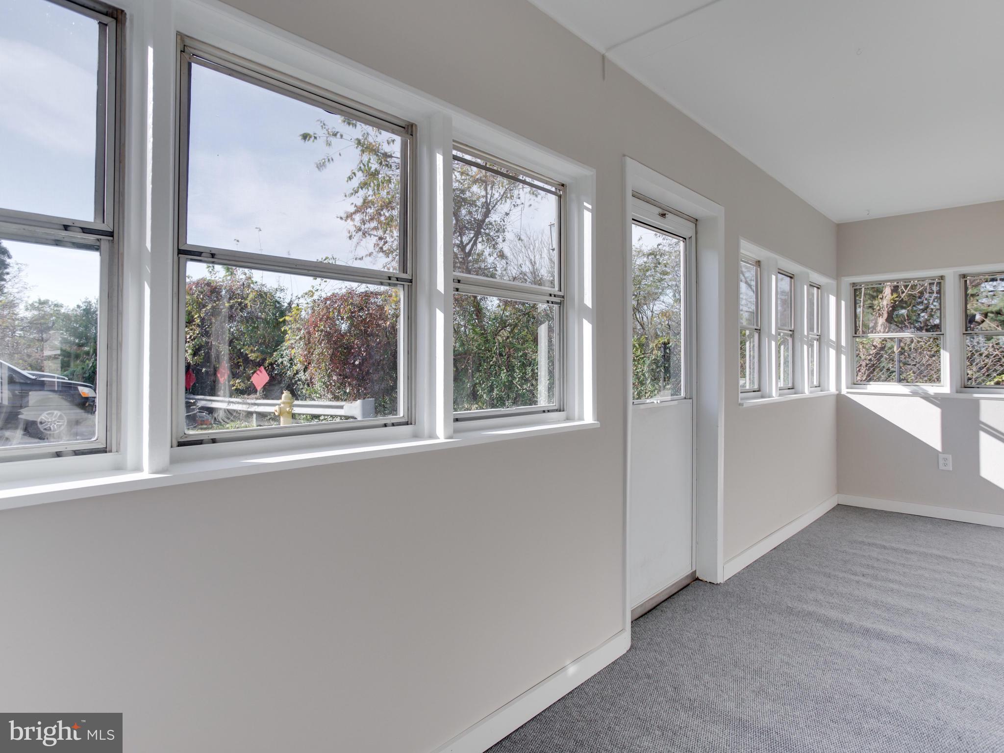 424 Holy Cross Road Baltimore, MD 21225 - Photo 5 of 39 Sunroom Entry