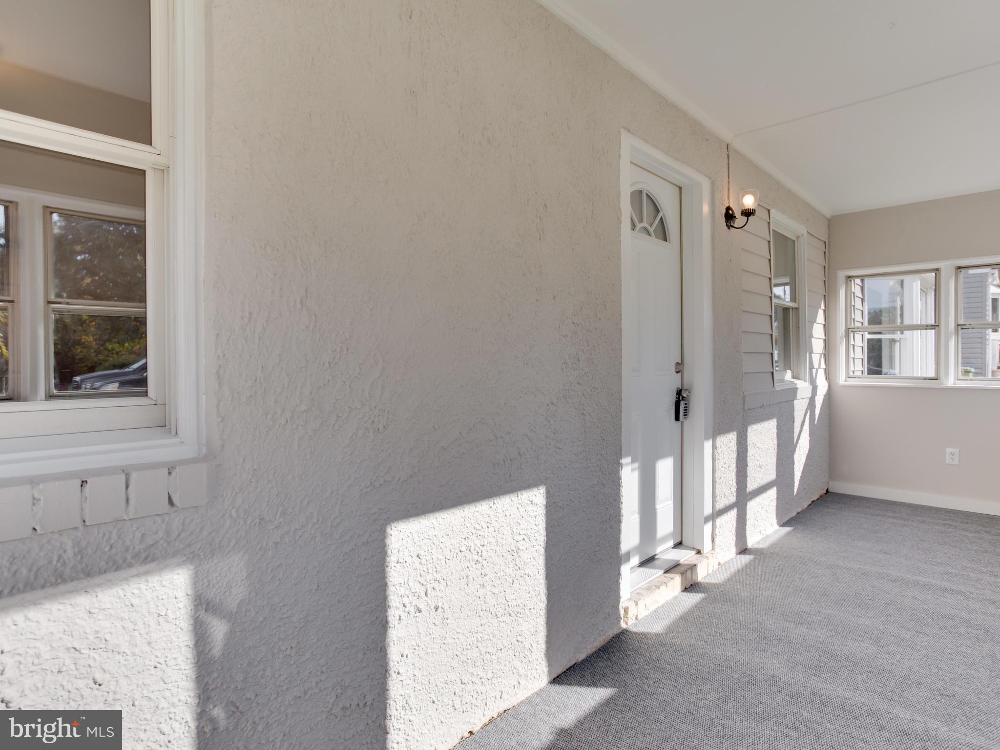 424 Holy Cross Road Baltimore, MD 21225 - Photo 6 of 39 Sunroom Entry