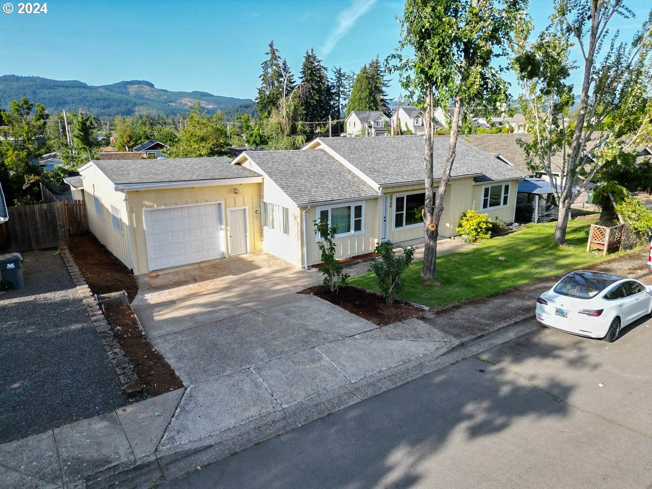 6988 Bluebelle Way Springfield, OR 97478 - Photo 28 of 28 a front view of a house with a garden and mountain view