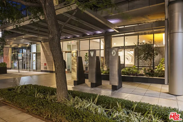 $749,000 | 1155 South Grand Avenue, Unit 1204, Los Angeles, CA 90015