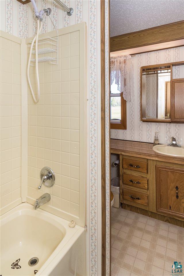 3154 East County Rd C Superior, WI 54880 - Photo 19 of 39 2nd Bath