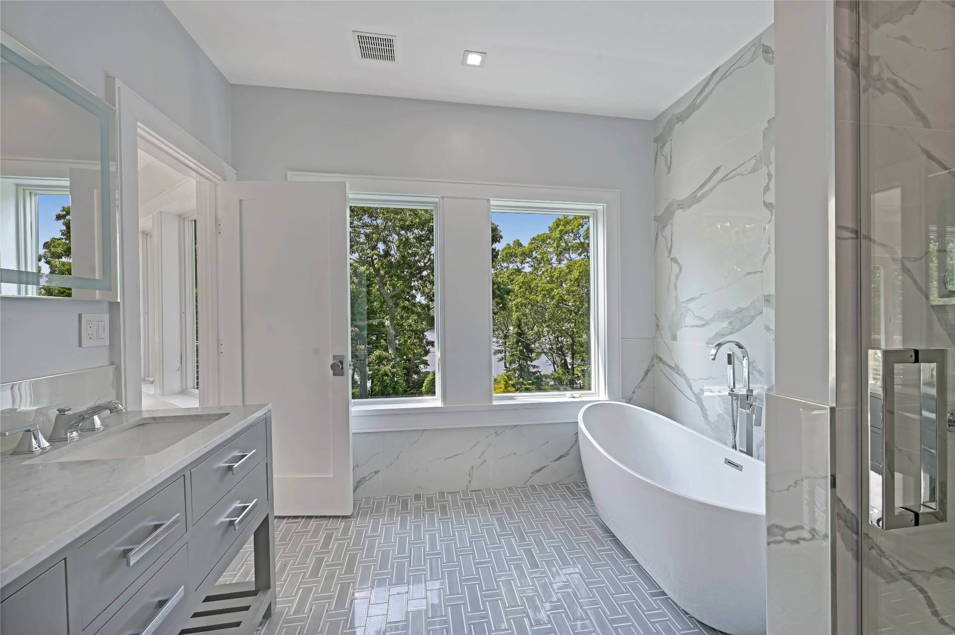 138 Big Fresh Pond Road Southampton, NY 11968 - Photo 28 of 43 a spacious bathroom with a bathtub sink and mirror