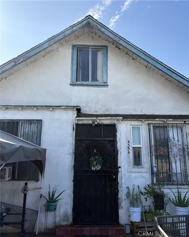 a front view of house with yard