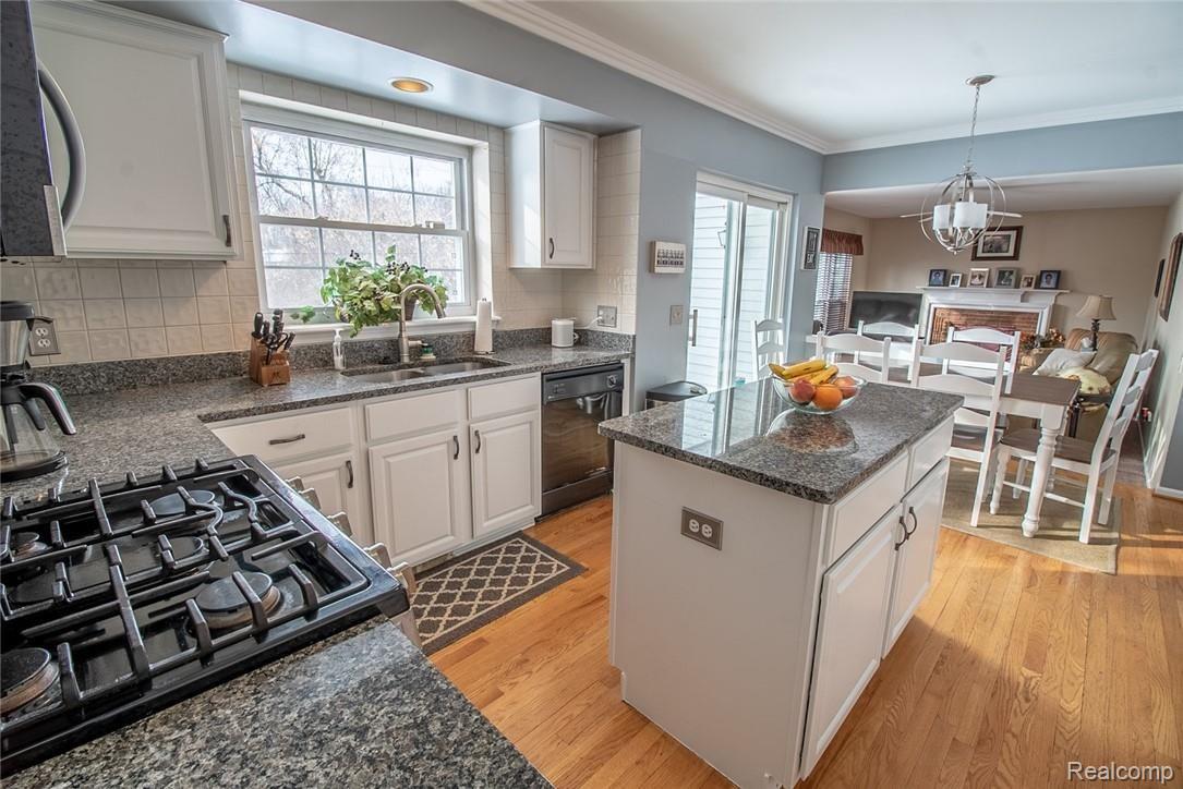 594 Whitney Drive Rochester, MI 48307 - Photo 7 of 27 DSC08314-HDR.jpg