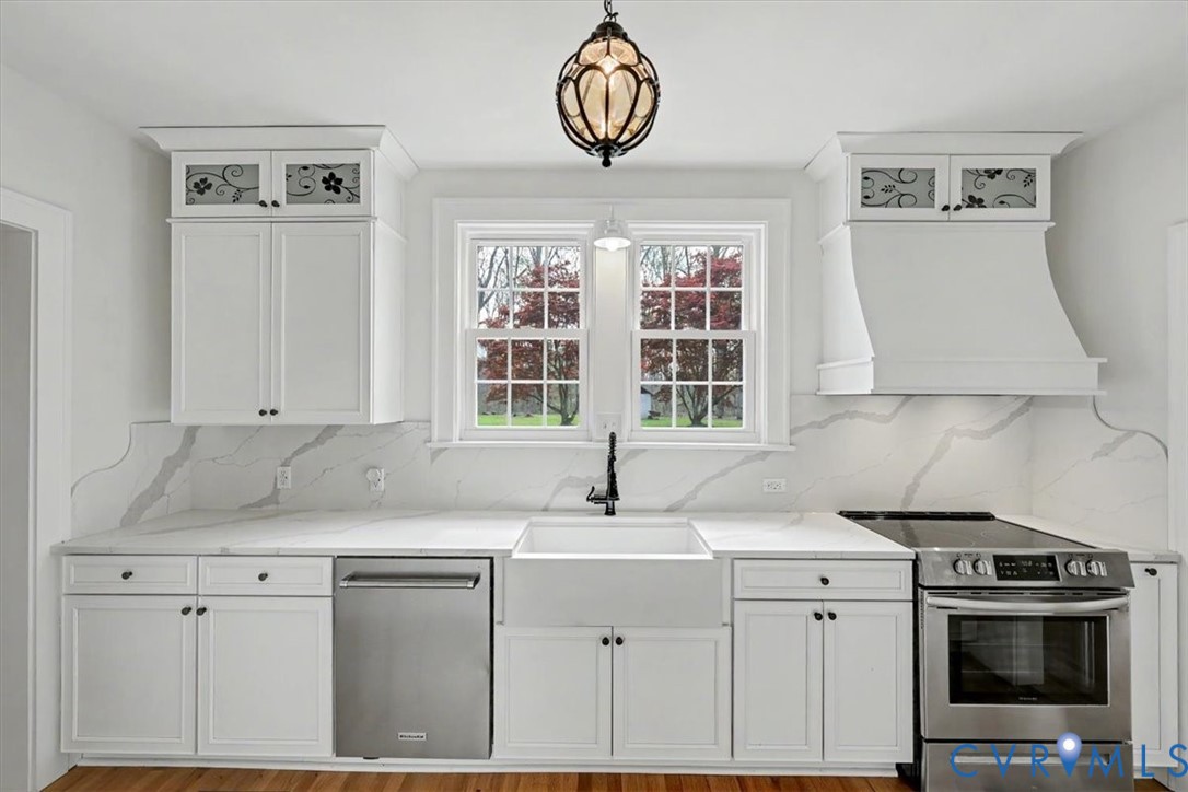 2800 Nottoway Boulevard Victoria, VA 23974 - Photo 11 of 45 Kitchen featuring stainless steel appliances, whit