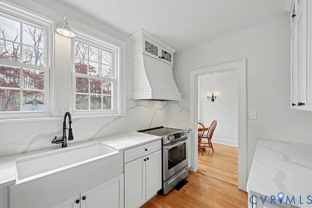 2800 Nottoway Boulevard Victoria, VA 23974 - Photo 12 of 45 Kitchen with stainless steel electric stove, white