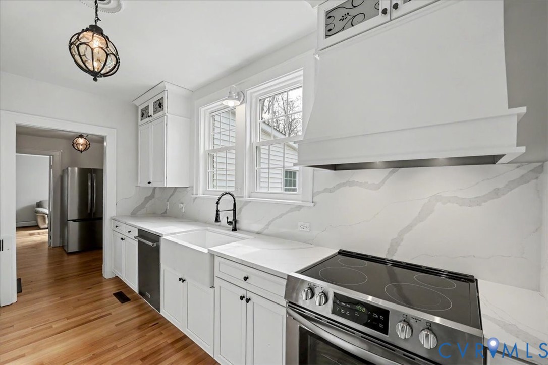 2800 Nottoway Boulevard Victoria, VA 23974 - Photo 14 of 45 Kitchen with stainless steel appliances, white cab