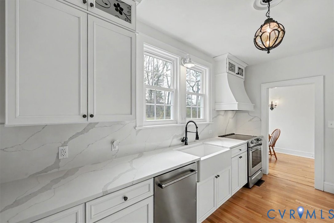 2800 Nottoway Boulevard Victoria, VA 23974 - Photo 17 of 45 Kitchen with white cabinetry, stainless steel appl