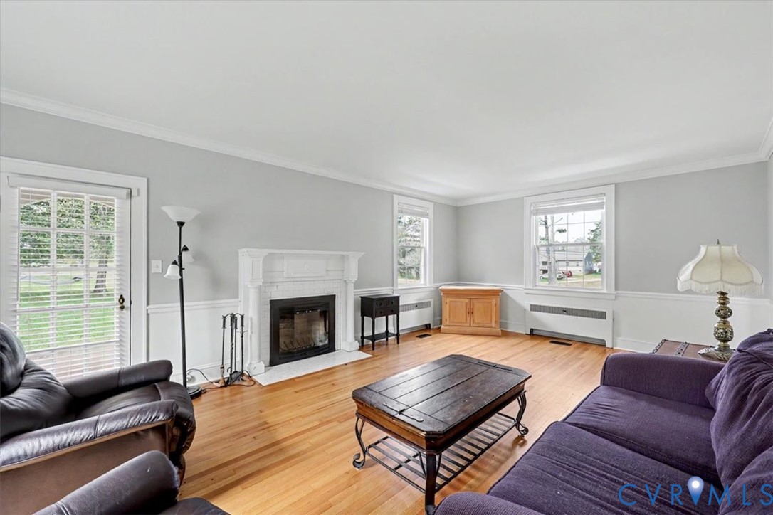 2800 Nottoway Boulevard Victoria, VA 23974 - Photo 20 of 45 Living area featuring crown molding, light wood-st