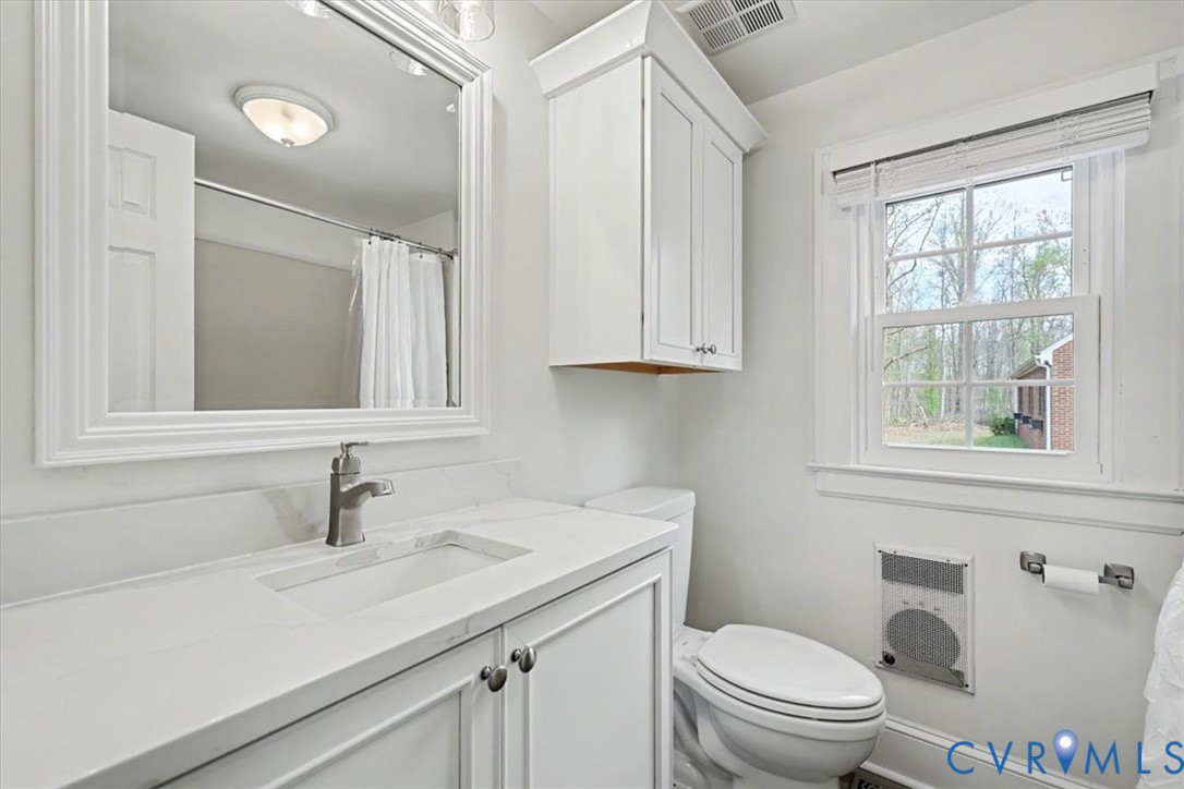 2800 Nottoway Boulevard Victoria, VA 23974 - Photo 23 of 45 Full bath featuring a shower with shower curtain,