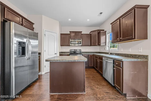 $2,100 | 710 Appling Court, Jacksonville, NC 28546