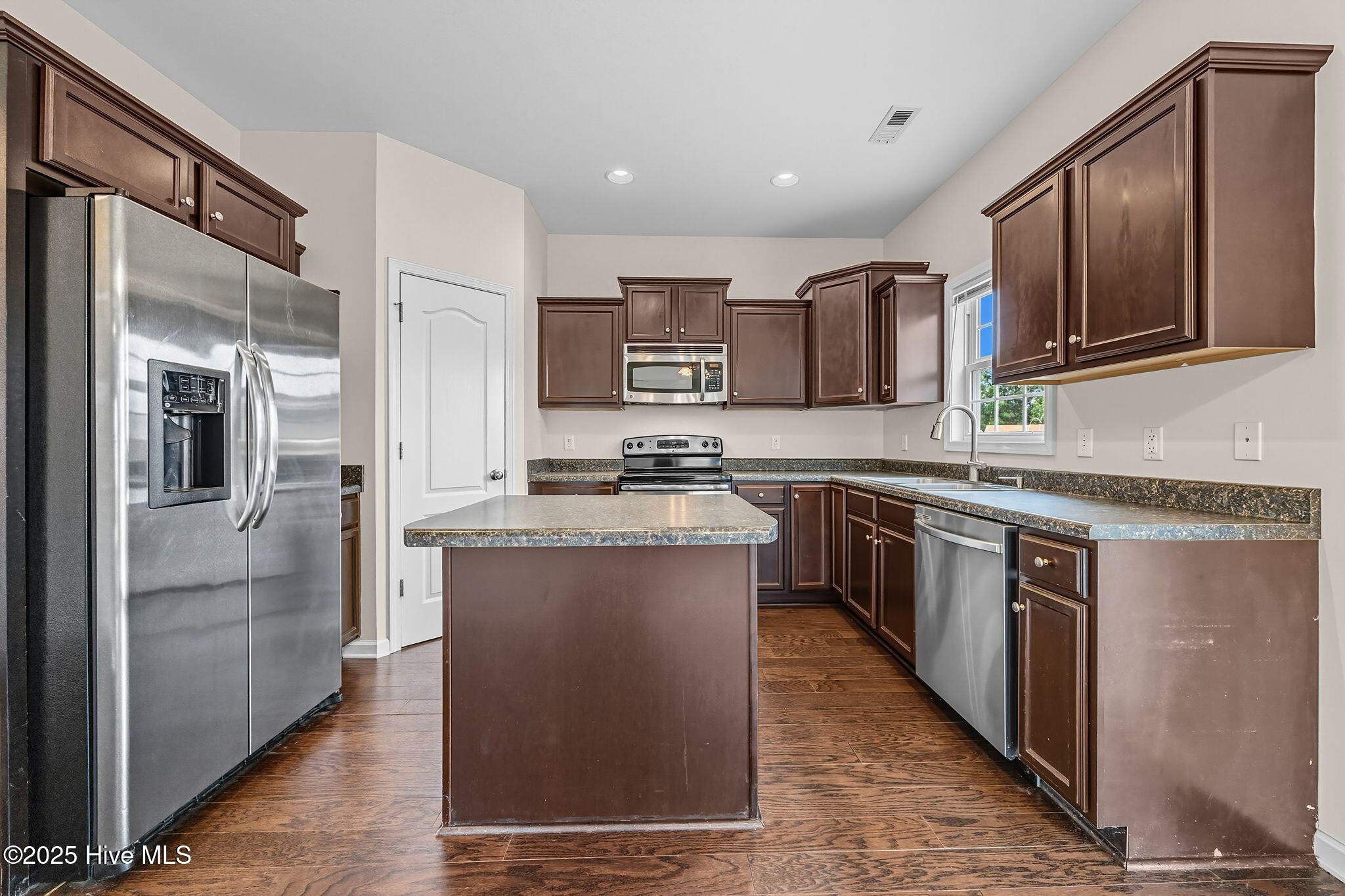 710 Appling Court Jacksonville, NC 28546 - Photo 9 of 33 17-web-or-mls-710 Appling Ct. 39