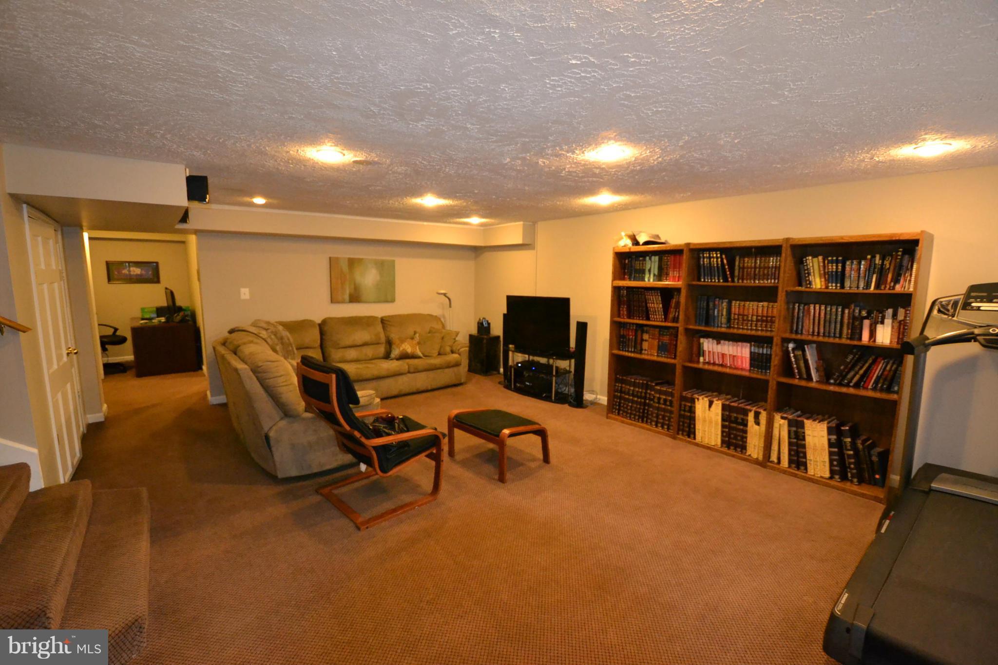 6609 Pimlico Road Baltimore, MD 21209 - Photo 16 of 20 Family Room