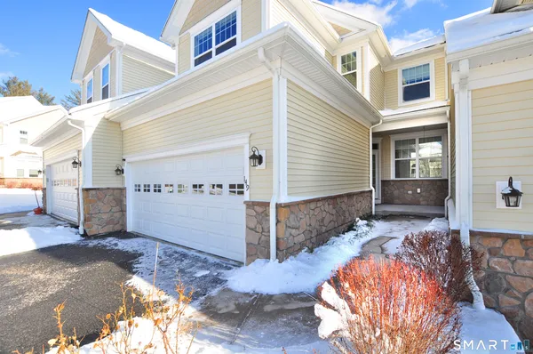 a view of a house with backyard