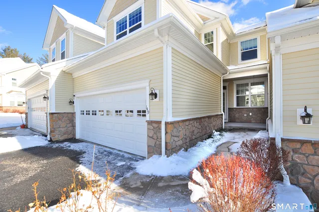 a view of a house with backyard