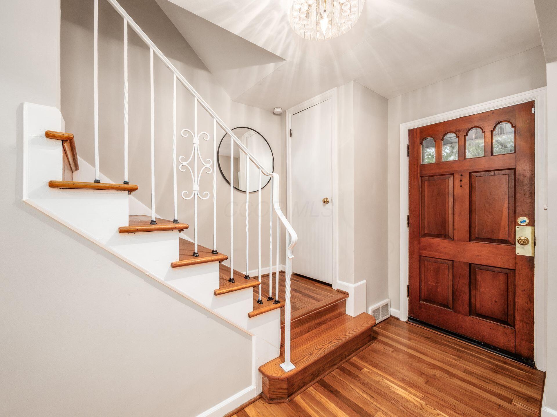2569 Chester Road Upper Arlington, OH 43221 - Photo 4 of 52 Foyer
