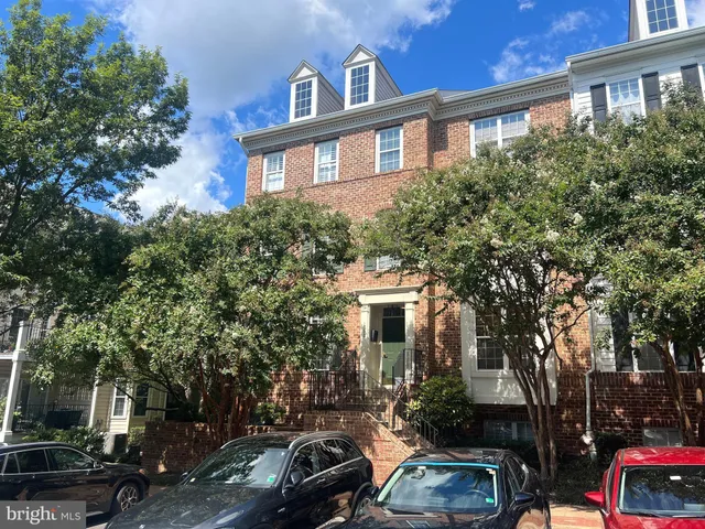 $2,700 | 1592 Leeds Castle Drive, Unit 101, Vienna, VA 22182