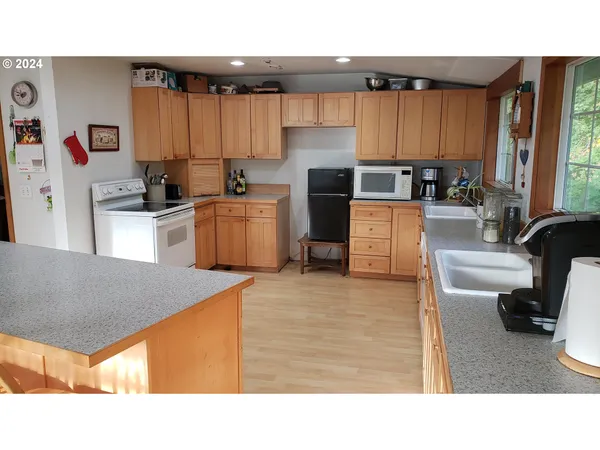 $750,000 | 21145 Southeast Tillstrom Road, Damascus, OR 97089