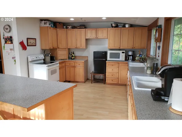 $750,000 | 21145 Southeast Tillstrom Road, Damascus, OR 97089