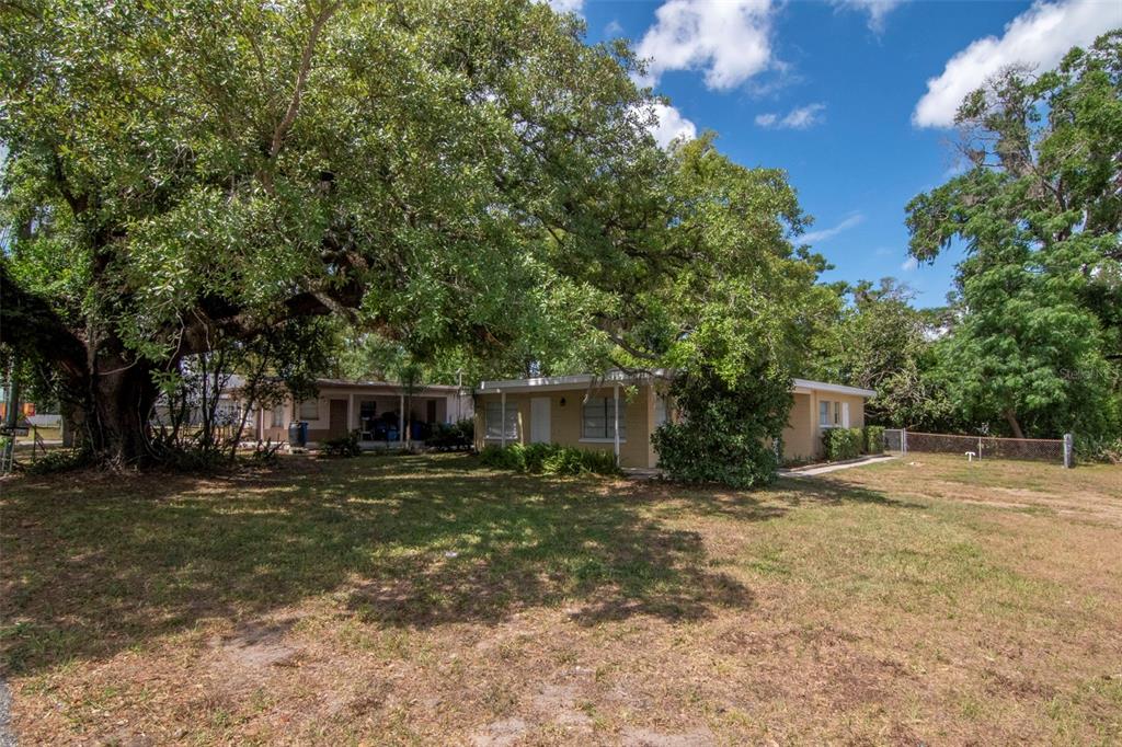 126 Kingsway Road Brandon, FL 33510 - Photo 5 of 42 a front view of house with yard and trees