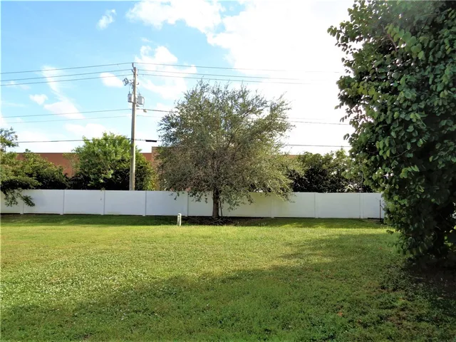 a view of a house with backyard