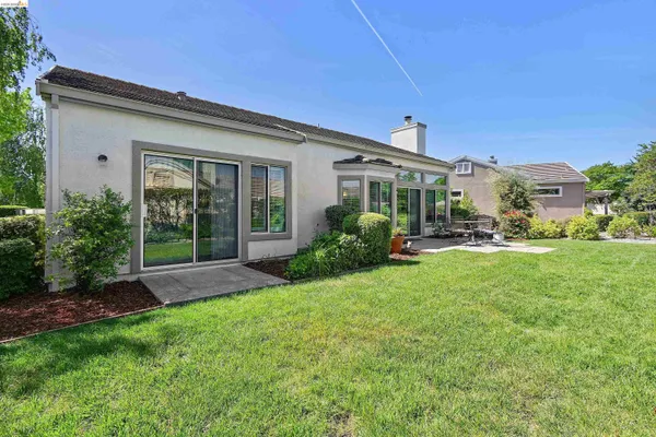 a view of a yard in front of house