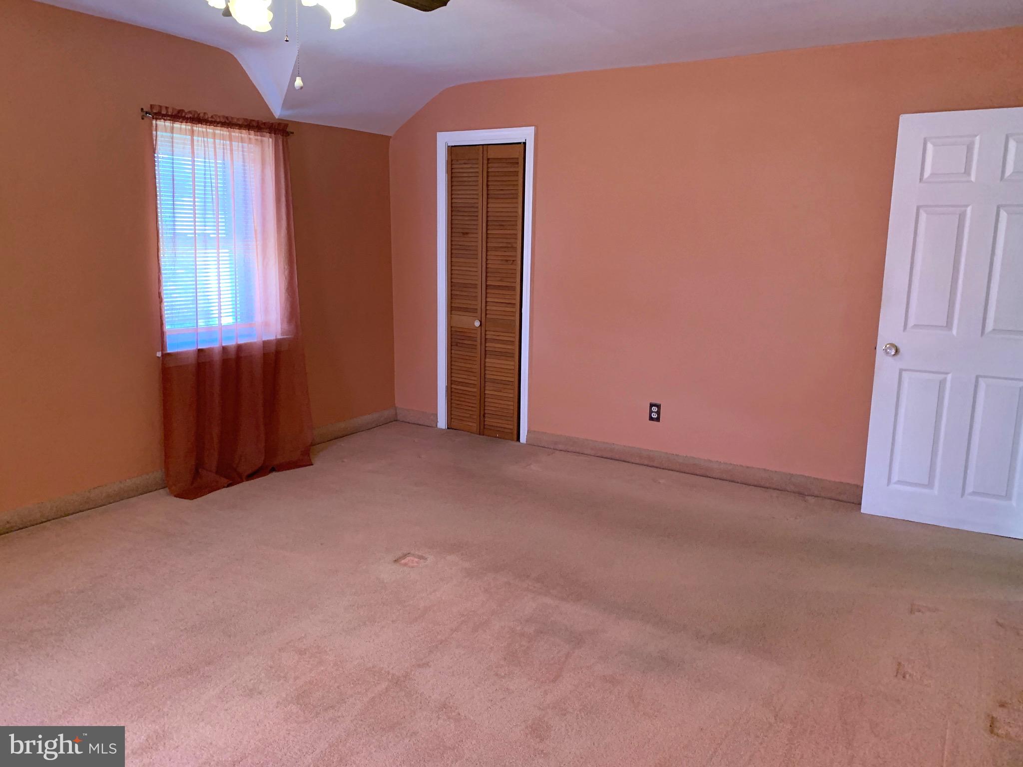 640 Laurel Road Springfield, PA 19064 - Photo 11 of 30 an empty room with windows