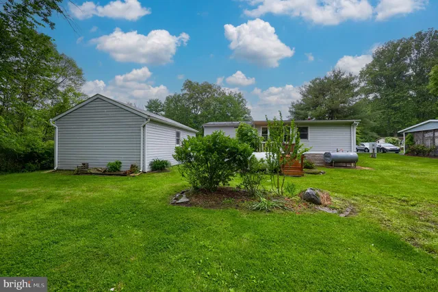 a view of yard with green space