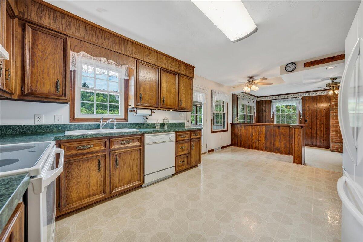1066 Coopers Cove Road Hardy, VA 24101 - Photo 6 of 33 Eat in Kitchen