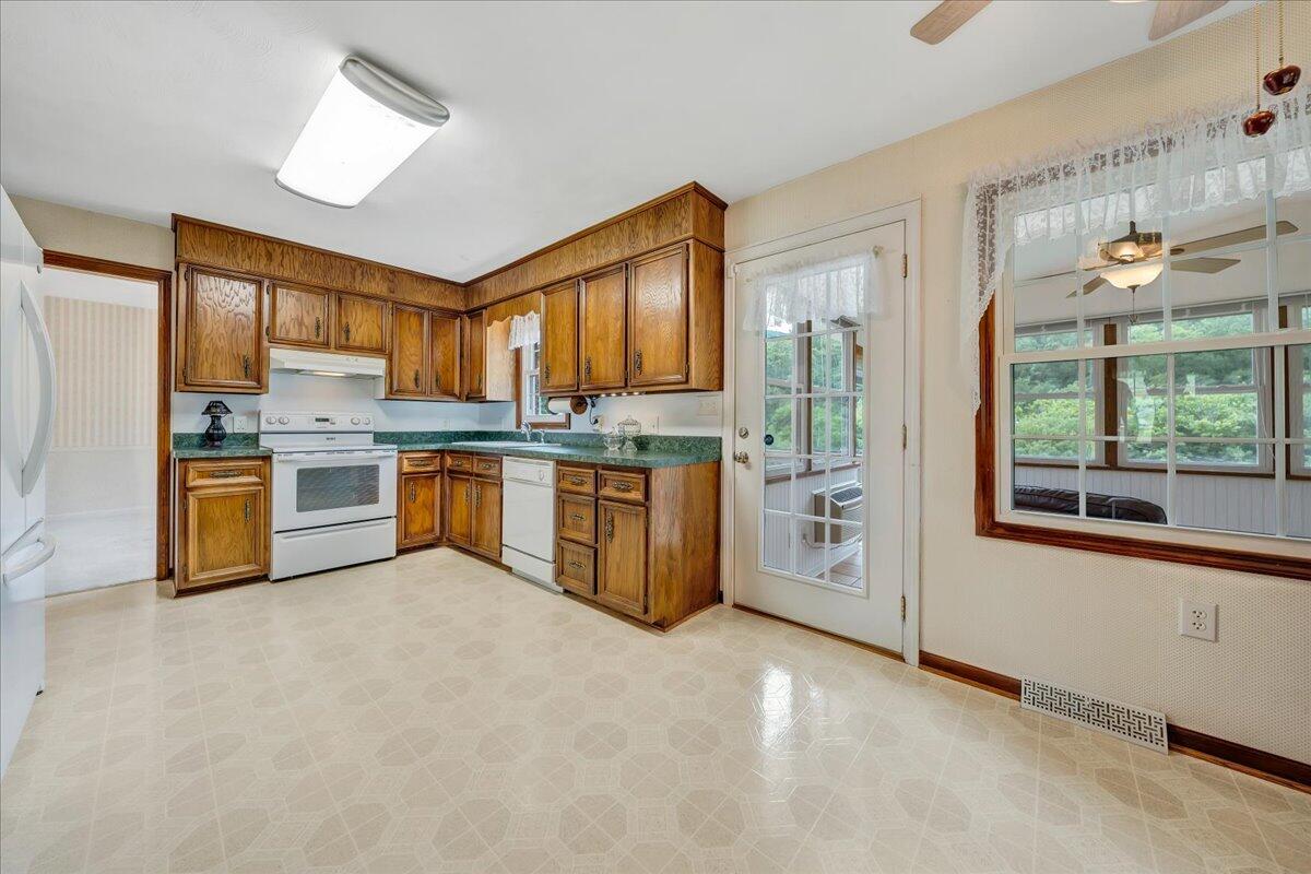 1066 Coopers Cove Road Hardy, VA 24101 - Photo 7 of 33 Lot's of natural light!