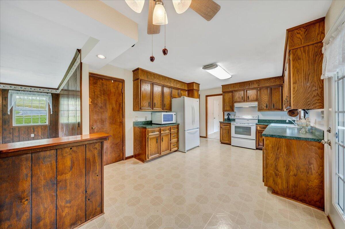 1066 Coopers Cove Road Hardy, VA 24101 - Photo 10 of 33 Solid Oak Cabinets