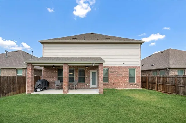 a view of a house with yard and front view of a house
